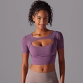 Detail van paarse yoga crop top met ademende uitsparing aan de voorkant van de top - S / Pruimpaars