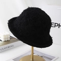 Detalle del sombrero de pescador de felpa negra que muestra la textura gruesa en soporte - Negro