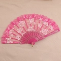 Éventail pliant en dentelle rose avec motifs de roses dorées et cadre en plastique - Rose Rouge