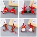 Set mit vier Weihnachts-Haarspangen mit Rentiergeweih, Mini-Hüten und bunten Bommeln - Kombi #4 (4 Paar Set)