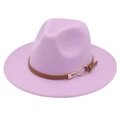 Détail de côté d'un chapeau fedora en feutre lavande avec boucle en cuir marron - Violet Taro