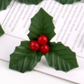 Mini hojas de acebo de Navidad y bayas rojas accesorios de decoración DIY con brillo - Púa de Baya Roja y Hoja Verde de 7cm