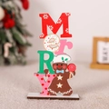 Makrodetail der weihnachtlichen Holzdeko mit Merry-Schriftzug und Lebkuchenmann - Lebkuchenmann Mit Lutscher MERRY Deko