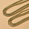Collar de capas doradas con cuentas de disco de metal sobre un fondo beige suave - Aproximadamente 350 piezas por hilo / 10# Disco de Oro Claro (4*1mm)