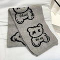 Sciarpa invernale in maglia grigia con simpatici motivi a orsetto nero e scritta BEAR - Grigio