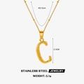Collier en acier inoxydable doré avec pendentif lettre C carré et chaîne torsadée chic - Lettre C