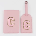 Set de funda para pasaporte y etiqueta de equipaje rosa con letra C bordada de brillo - Letra C