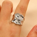 Gros plan d'une bague large argentée avec texture de lave irrégulière et effet froissé - Style Plissé Irrégulier (WG-1253) / Or blanc