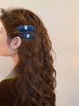 Set de barrettes à cheveux bleu marine à pois et motif chien porté par un modèle - Bleu - Paire