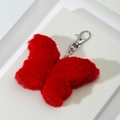 Portachiavi a farfalla in peluche rosso vivace con moschettone argento su sfondo bianco - Rosso