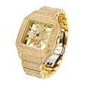 Dettaglio ravvicinato dell'orologio quadrato dorato con cristalli e quadrante cavo - Quadrante Cavo Quadrato con Strass / Oro
