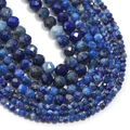 Makroaufnahme von facettierten blauen Lapislazuli-Natursteinperlen nach Größe auf weißem Grund - Durchmesser 2mm (ca. 150 Stück) / Lapislazuli