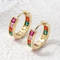 Elegantes aretes de aro dorados con piedras preciosas cuadradas multicolores en vista de 45 grados - Dorado Circonita Multicolor