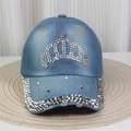 Détail d'une casquette en denim bleu clair avec strass couronne et rivets métalliques - No.7-Motif Couronne-Bleu