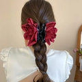 Grande pince à cheveux fleur en satin rouge foncé sur une coiffure tressée femme - Grande Pince à Cheveux Fleur en Satin (135#) / Rouge