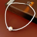 Dettaglio della collana di perle vintage con pendente in zircone e chiusura in argento - Bianco