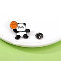 Spilla in smalto panda che gioca a basket con finitura bianca e nera su sfondo verde - Pallacanestro (C2536-1)