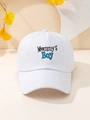 Dettaglio del cappellino bianco in cotone con scritta Mommy's Boy e cuciture ricamate - Taglia unica / Bianco