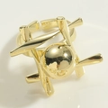 Makroaufnahme verstellbarer goldener geometrischer Ring mit Dreifachsteg und Kugel - Dreifach Kreuzkugelring
