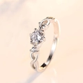 Anillo de compromiso plateado con diseño de infinito, piedra redonda y detalles - Abierto Ajustable / Estilo de mujer (Cobre chapado en oro blanco)
