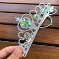 Couronne d'anniversaire argentée en plastique avec pierres vertes en forme de cœur - Vert clair