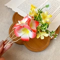 Gros plan d'une élégante épingle à cheveux fleur en tissu pour coiffure chic - Épingle À Cheveux N° 37 - Rouge (à L'unité)