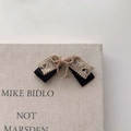 Elegant black satin hair claw clip with beige lace and pearls in a French vintage style - Lace Pearl Decoration Style / Khaki Three-Layer Bow