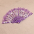 Détail d'un éventail en dentelle violette avec motifs de roses blanches et dorures - Violet