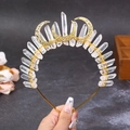Corona gotica da strega con cristalli naturali e lune dorate su fascia per capelli in metallo - Cristallo Trasparente + Tre Lune d'Oro
