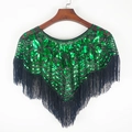 Châle en maille à paillettes vertes avec franges noires sur un cintre en bois - Noir Vert