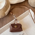 Detailopname van vintage bruin lederen hanger met geweven koord en bronzen klinknagel - Bruin