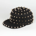 Gedetailleerd zijaanzicht van zwarte snapback hoed met gouden metalen spikes en klinknagels - Verstelbaar / Gouden Spijker