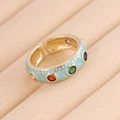 Detailaufnahme des vergoldeten Emaille-Rings mit bunten Edelsteineinlagen im Makro-Stil - Einstellbar Offen / Blau