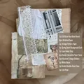 Λήψη flat lay με vintage αξεσουάρ φωτογραφίας νυχιών, δίχτυ, δαντέλα και διακοσμητικό χαρτί - Φυσικό Συναισθηματικό Στυλ (W43_Emotional Value)