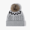 Bonnet en tricot gris à motifs zigzag avec un grand pompon en fausse fourrure - Taille unique / Gris clair