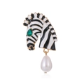 Spilla testa di zebra dorata con strisce in smalto nero, gemma verde e ciondolo di perla - Zebra Bianco e Nero (Con Perla Bianca)(C196-A)