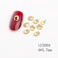 Charm unghie ovale dorato con strass LF2004 4x5,7 mm su unghia rossa e fondo bianco - LF2004 Ovale con Strass Bianchi Oro