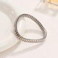 Pulsera elástica plateada de eslabones de acero inoxidable sobre un plato de cerámica - Estilo Estrecho de 6mm / Plateado