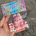 Rosa Plüschhase Stressabbau-Spielzeug der PINCH-Serie in transparenter Verpackung - Rosa Schlappohr-Kaninchen