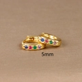 Makroaufnahme der 5mm 18K vergoldeten Huggie-Ohrringe mit bunten Zirkonia-Steinen - 5mm / Gold
