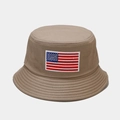 Dettaglio del ricamo della bandiera USA e cuciture su un cappello a secchiello kaki - M (56-58cm) / Cachi