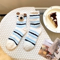 Calze in pile corallo a righe blu e bianche con testa di cane 3D decorativa - Taglia unica / Bianco e Blu
