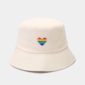 Gros plan de la broderie coeur arc-en-ciel sur un chapeau bob en coton beige tendance - M (56-58cm) / Beige