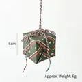 Mini confezione regalo di Natale da 6cm verde scuro con strisce rosse e cordino decorativo - Albero di Natale / 6g