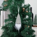 Weihnachtswichtel-Anhänger mit grauer Strickmütze und weißem Bart am Tannenbaum - Grau Hängend 2-02