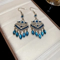 Détail macro de boucles d'oreilles pendantes avec strass bleus sur tissu de velours - Pendentif Ajouré de Style Ethnique Argenté (10# Tige en Argent - Argenté - Bleu)