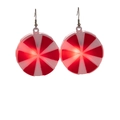 Dettaglio degli orecchini LED a fiocco di neve luminosi con strisce rosse e bianche su bianco - Orecchini a Caramella / Rosso