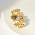 Anillo abierto de acero de titanio chapado en oro de 18k con diseño de margaritas - Dorado
