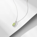 Détail du collier en argent s925 avec pendentif rectangulaire en péridot vert à 4 griffes - Argent 925 / Argent Péridot