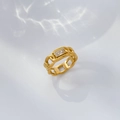 Detail eines Goldkettenrings mit rechteckigem Zirkonia auf weißem Wasserwellenhintergrund - US 6 / Kette Hohl Rechteck Zirkonia